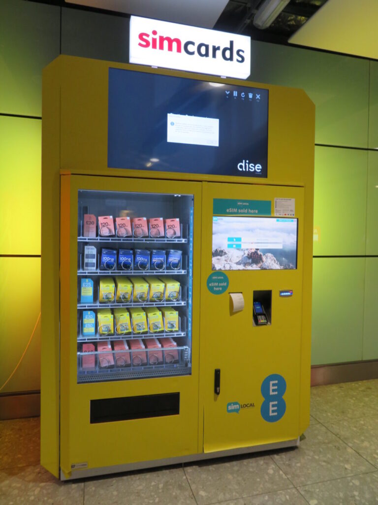 ヒースロー空港のSIMカード自動販売機の写真
